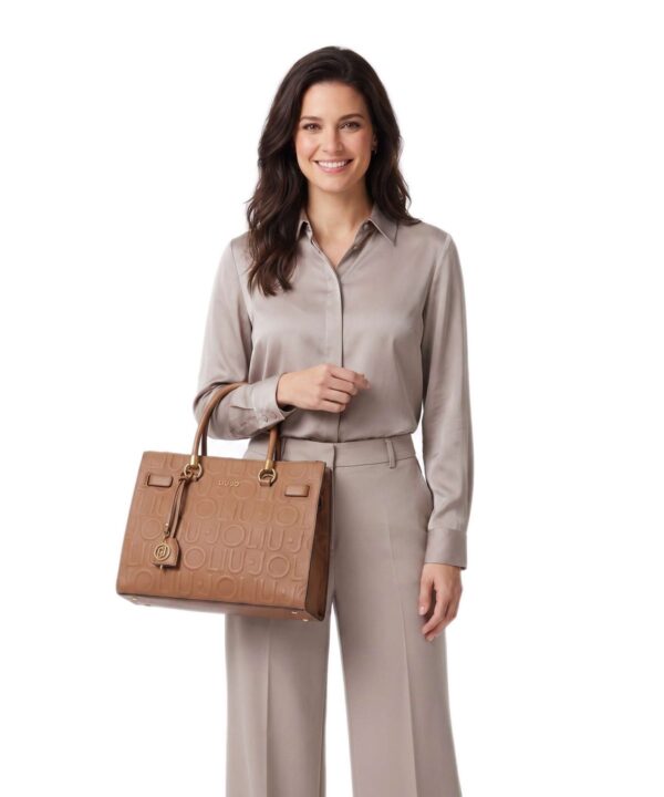 Mala Shopper Manhattan M Monograma em Relevo Liu Jo Camel AF6086-E1139-81140 - imagem 3