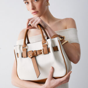 Bolsa pequena com fivela