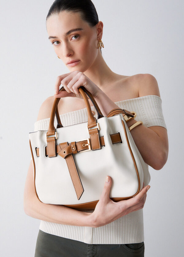 Bolsa pequena com fivela