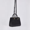 Bolsa pequena tipo pasta com pingentes