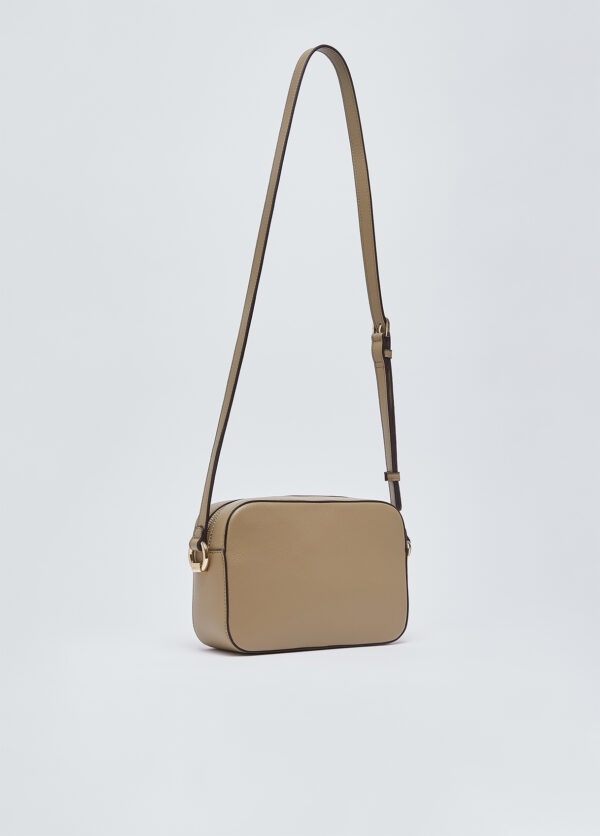 Bolsa média a tiracolo